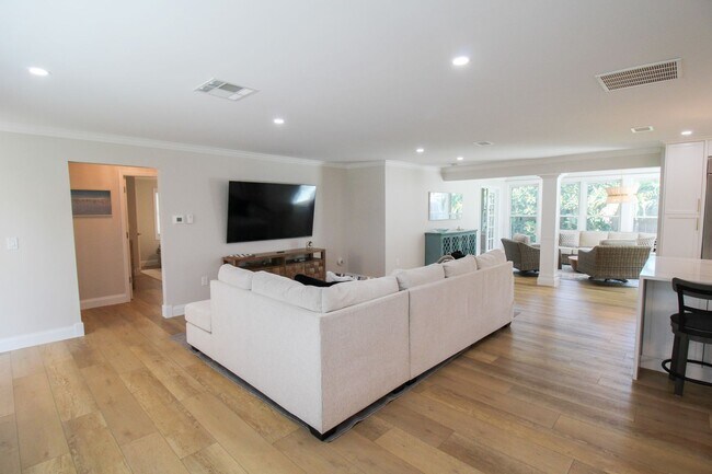 Building Photo - Luxury Annual Rental with Resort-Style Pool on Longboat Key