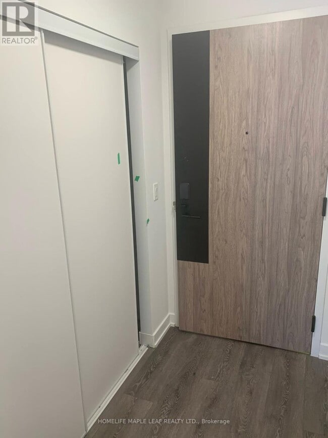 Photo du bâtiment - 1007 The Queensway