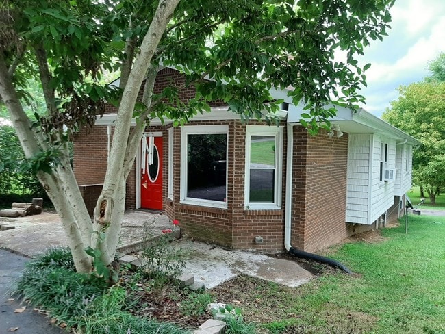Building Photo - 104 Elementary Dr