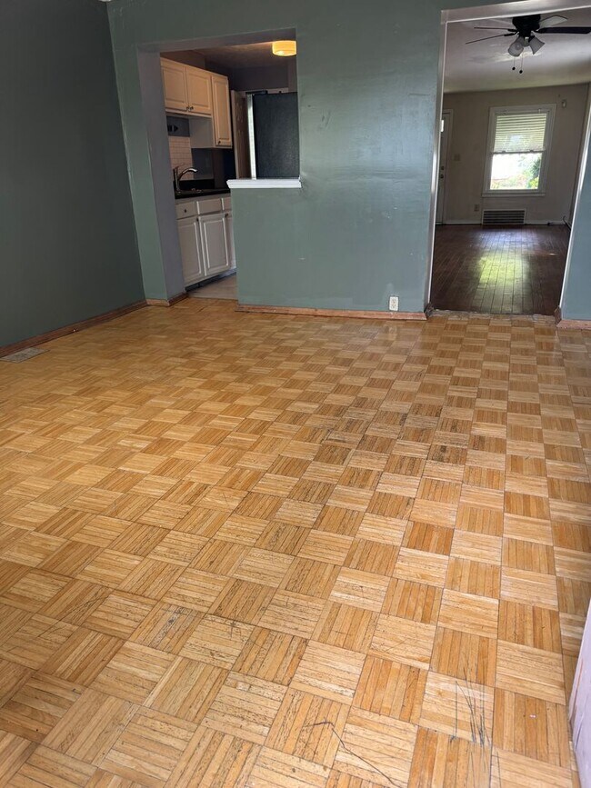 Building Photo - Euclid Townhouse