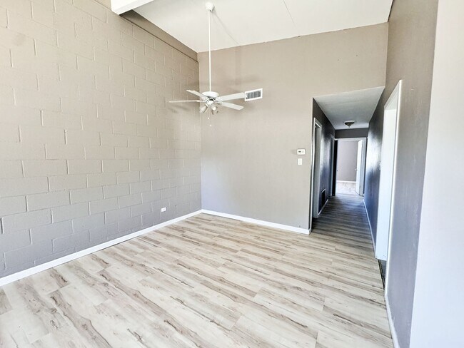 Building Photo - Beautiful 3-bedroom, 1-bathroom Townhouse