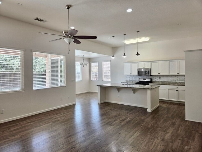 Building Photo - $2,400 Barstow & Leonard, 3 Bed- 2 Full Ba...