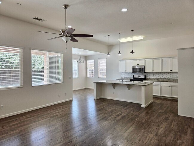 Foto del edificio - $2,400 Barstow & Leonard, 3 Bed- 2 Full Ba...