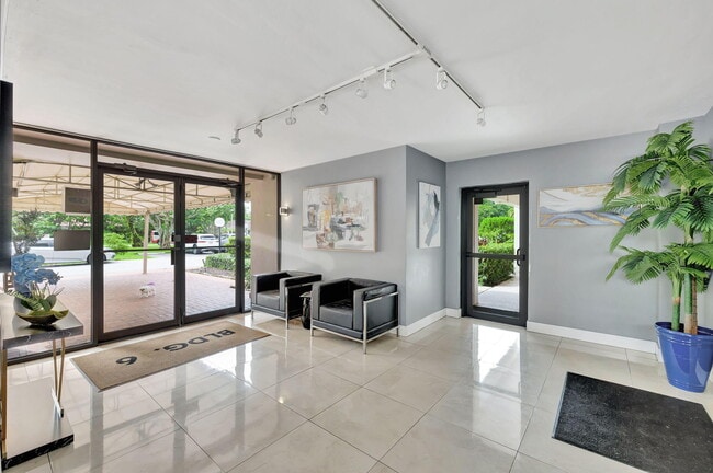Building Photo - 2751 N Palm Aire Dr