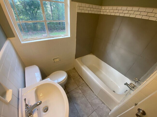 Foto del edificio - PRICE REDUCED!! MOVE IN READY!! CONTACT US...