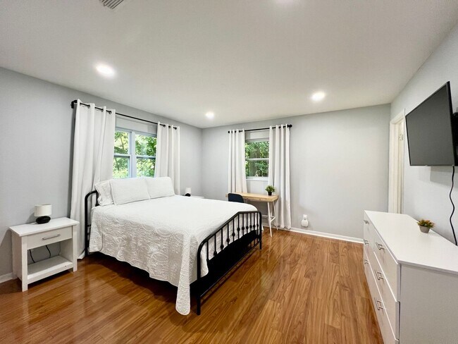 Foto del edificio - Beautiful 4/2 in Lakewood Estates