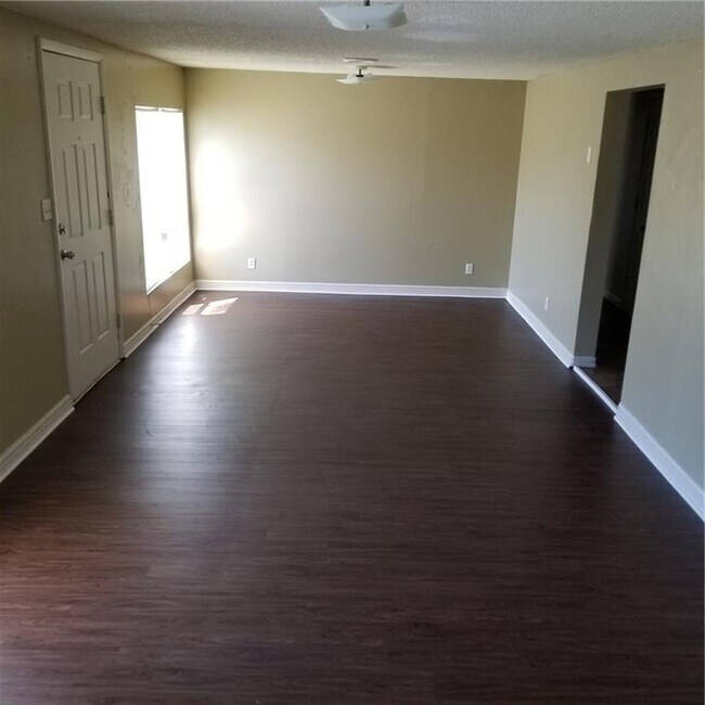 Foto del edificio - 424 W Poplar St
