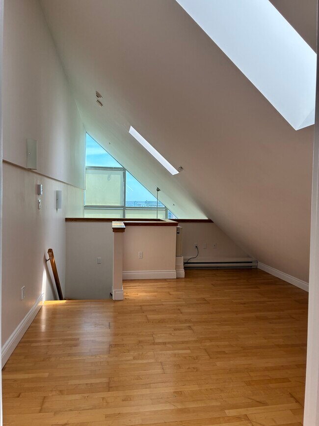 Photo du bâtiment - STUNNING TWO LEVEL PENTHOUSE AVAILABLE
