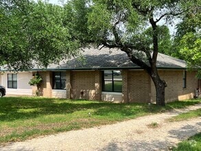 Building Photo - 209 Oak Crest Ln