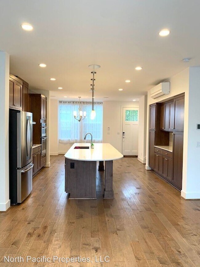 Building Photo - 3 br, 3.5 bath House - 901 W McGraw St #5