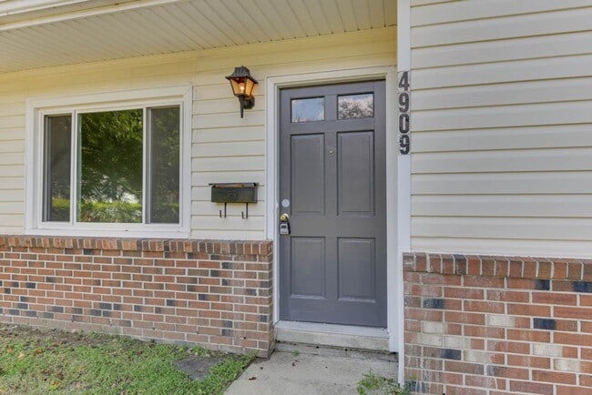 Building Photo - Renovated Virginia Beach Home with Large Yard and Prime Location