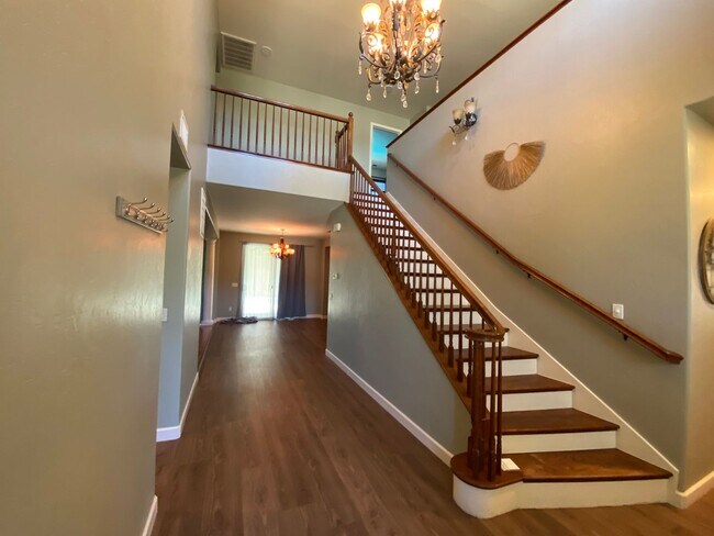 Foto del edificio - Big beautiful Home for rent in Visalia, Ca