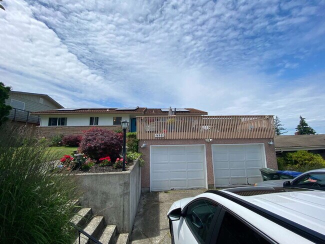 Building Photo - Spectacular Panoramic View at this 5-bed, ...