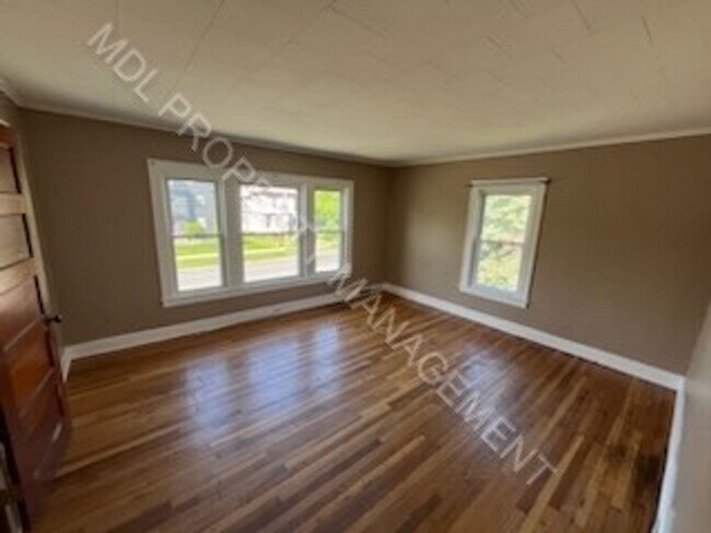 Foto del edificio - 2 Bedroom 1 Bath Apartment w/ Basement