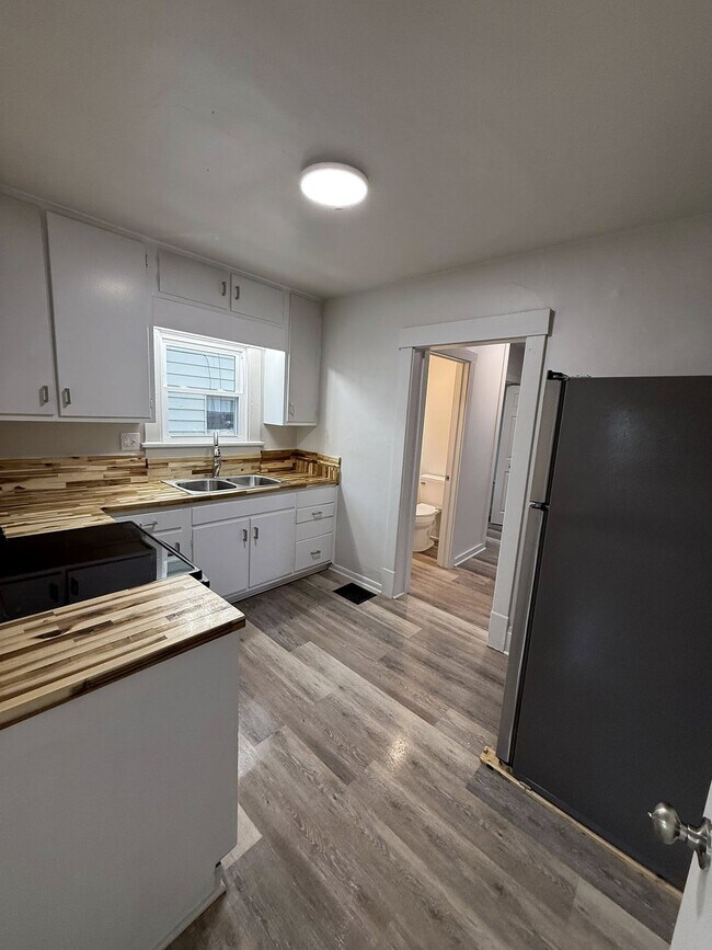 Foto del edificio - 724 Luck Ave