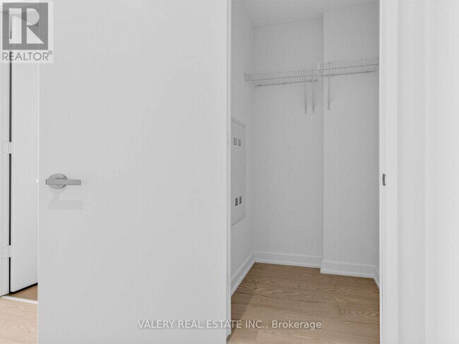 Photo du bâtiment - 448 Burnhamthorpe Rd W
