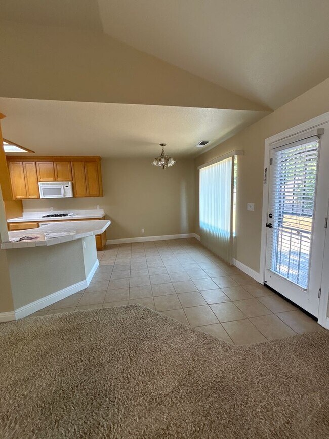 Foto del edificio - Central Roseville Single Story, 3 Bedroom, 2 Bath, 2 Car Garage Close to schools & Shopping