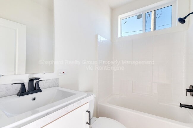 Building Photo - 15914 Dauchy Ave