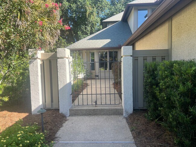 Foto del edificio - Private Beach Access from this Fully Remod...