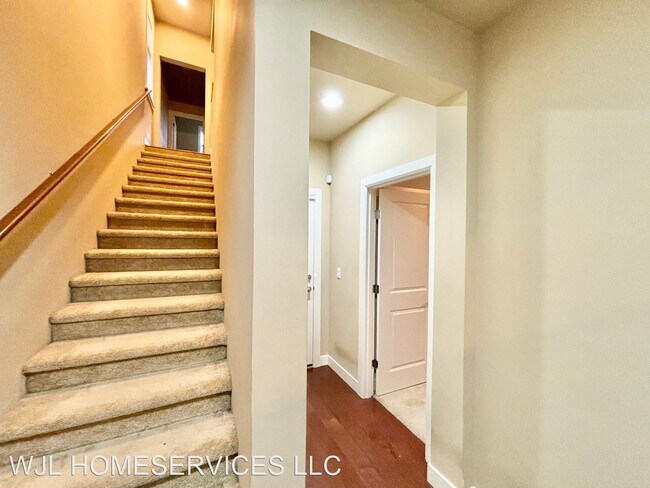 Building Photo - 4 br, 3.5 bath House - 959 3rd Ave NE