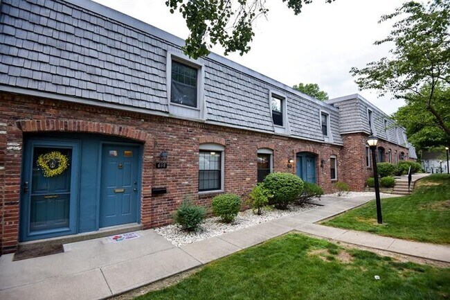 Building Photo - 608 Carriage Cir