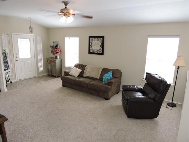 Building Photo - 912 Washburn Dr