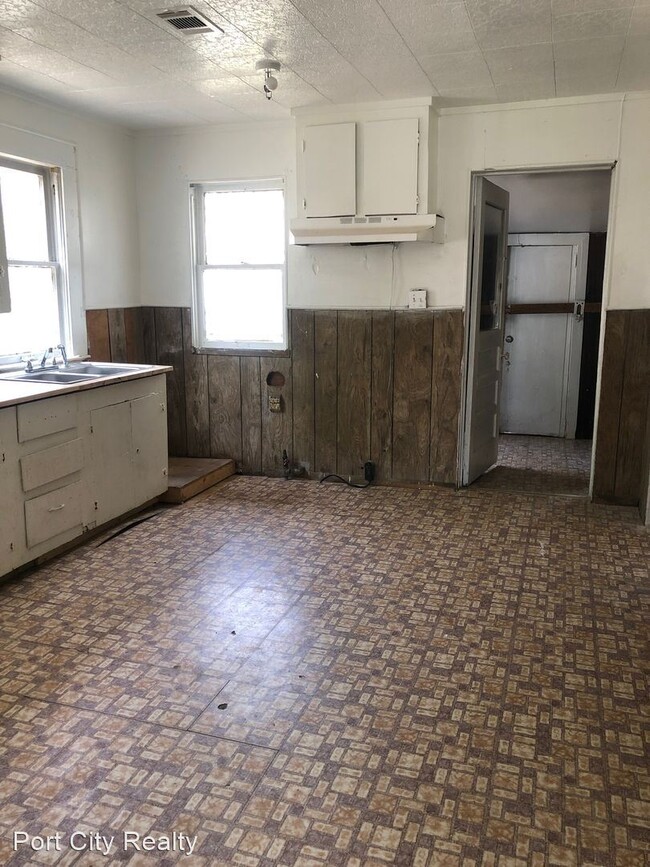 Building Photo - 2 br, 1 bath House - 3020 Drexel St.