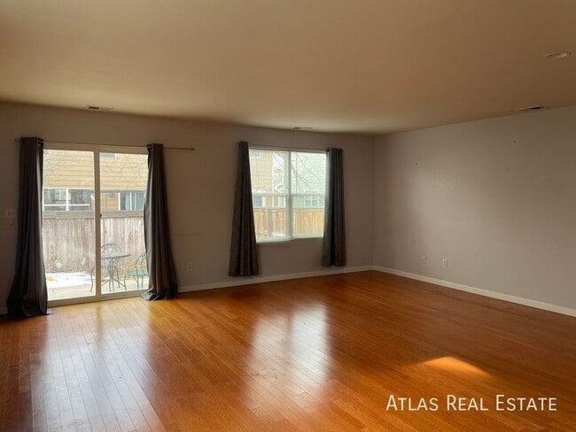 Building Photo - 843 Mockingbird St