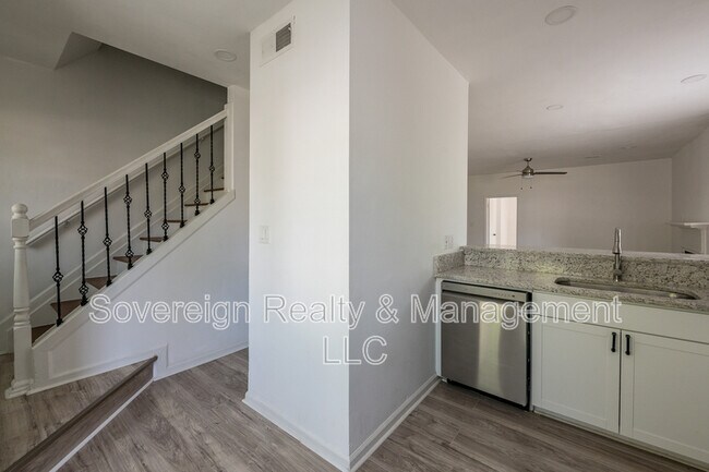 Foto del edificio - 348 Lakeridge Ct