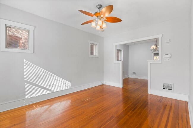 Living area - 2903 Sidney St