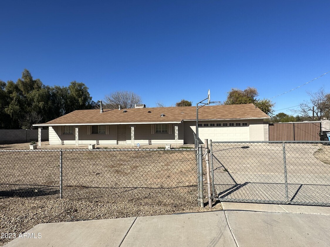 Foto principal - 3010 W Orangewood Ave
