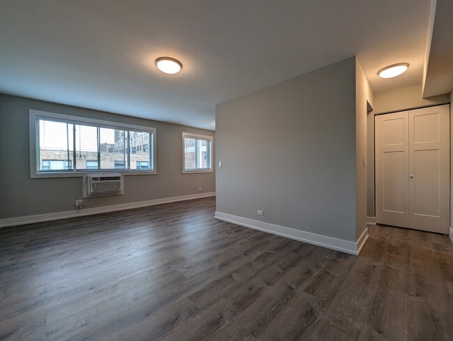 Building Photo - 542 W Surf St