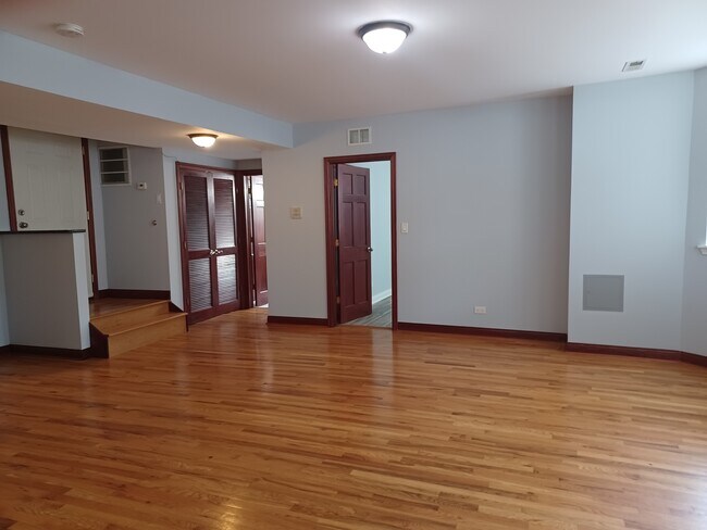 Foto del edificio - 5741 N Kimball Ave