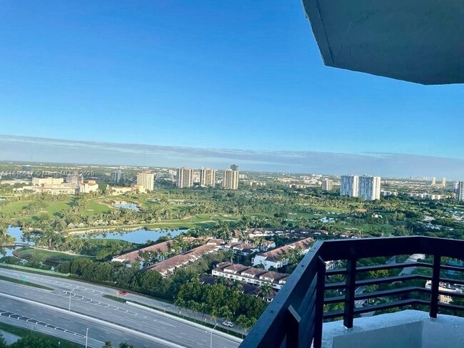 Foto del edificio - 3500 Mystic Pointe Dr