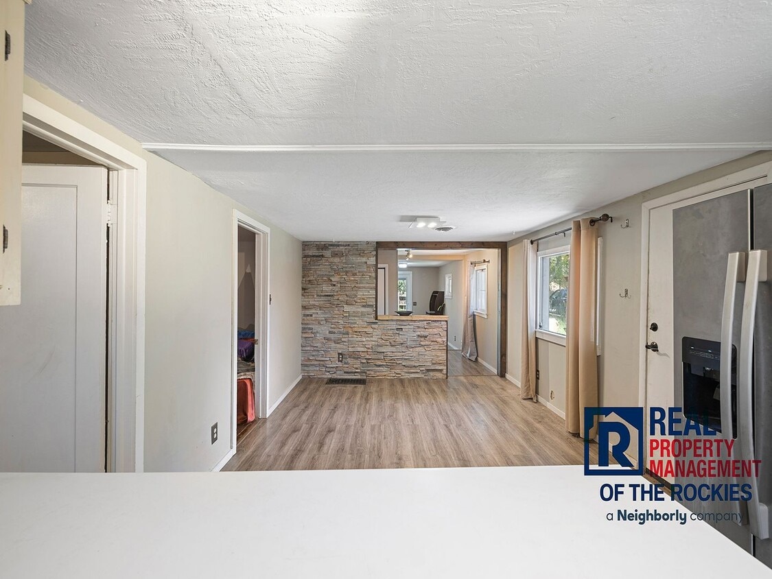 Primary Photo - 2 Bed, 2 Bath with Yard, Parking & Laundry...