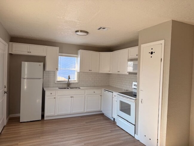 Foto del edificio - Super cute, fully updated 2 bed / 1 bath with a 1-car garage. Great location close to Fort Sill.