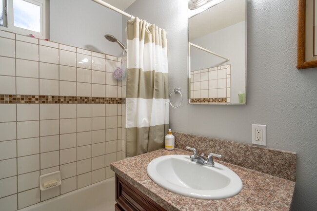 Baño completo para invitados - 2703 Gates Ave