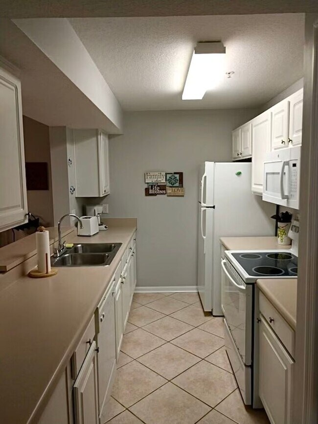 Building Photo - Anastasia Island Condo for Rent! ONE CAR GARAGE UNIT INCLUDED!