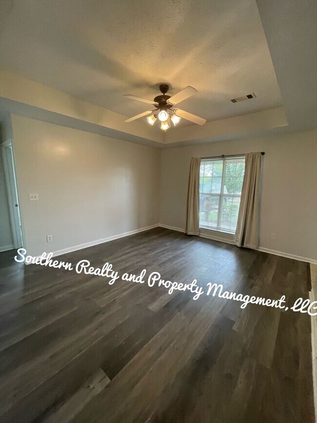 Building Photo - Make this your home!
