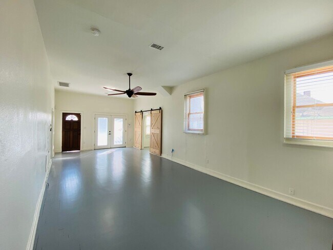 Foto del edificio - 3 BEDROOM / 2.5 BATHROOM - SHERMAN HEIGHTS
