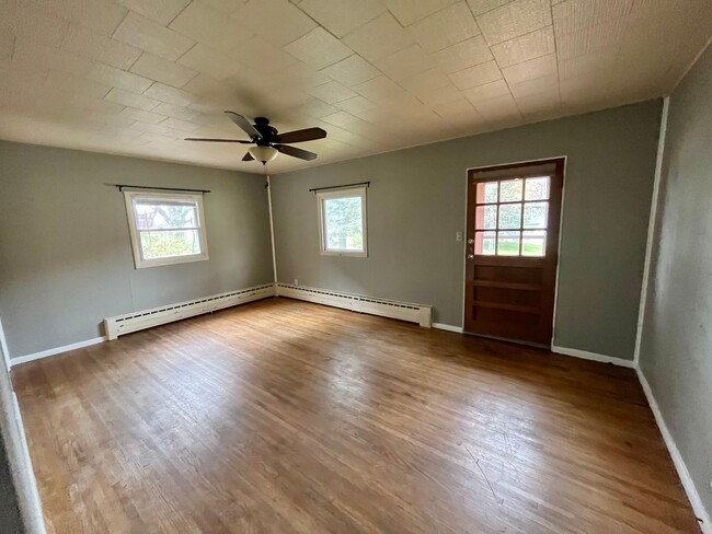Foto del edificio - AVAILABLE May - 2 Bed 1 Bath Wooded Back Yard