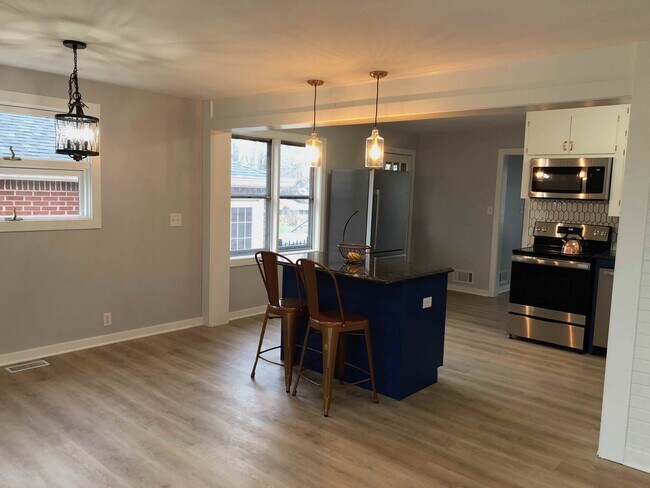 Building Photo - 102 S 13th Ave