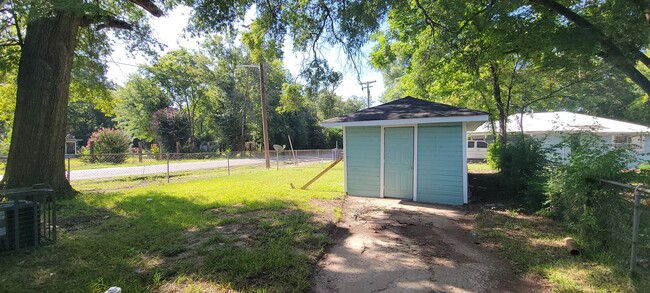 Building Photo - Adorable 3 bedroom/1 bath house with Centr...