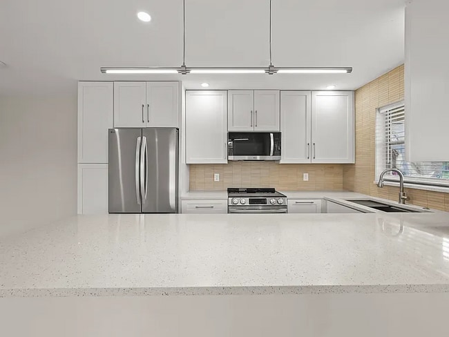 Building Photo - 890 High Point Blvd N