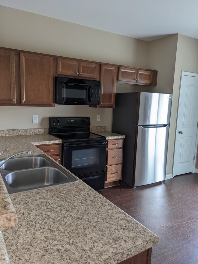 Building Photo - 2 Bedroom Townhome in Applewood, Creedmoor...