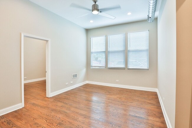 Building Photo - Gorgeous 1Bed in Logan Square! Condo Quality! In-Unit Laundry! Central Air! Stainless Steel!