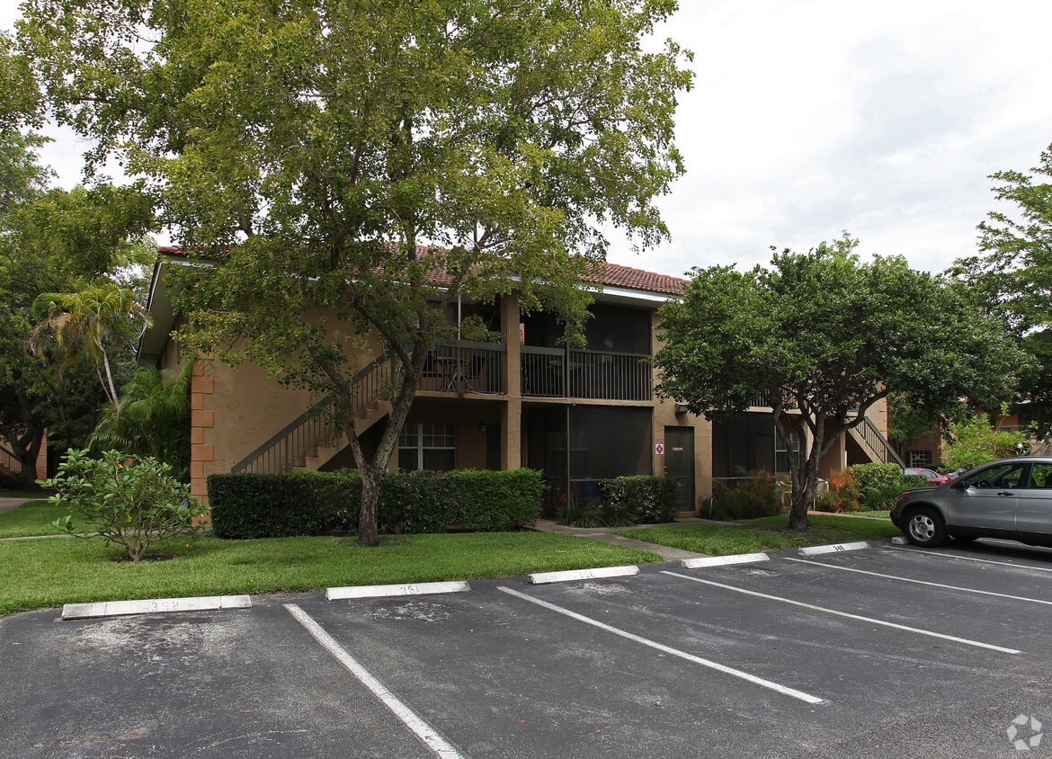 Bella Grand Condos Apartments in Pembroke Pines, FL