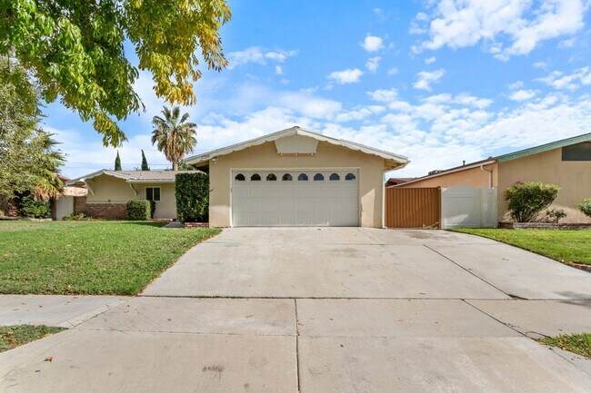 Foto del edificio - Beautiful Updated Santa Clarita Home | Large Backyard | Attached 2-Car Garage