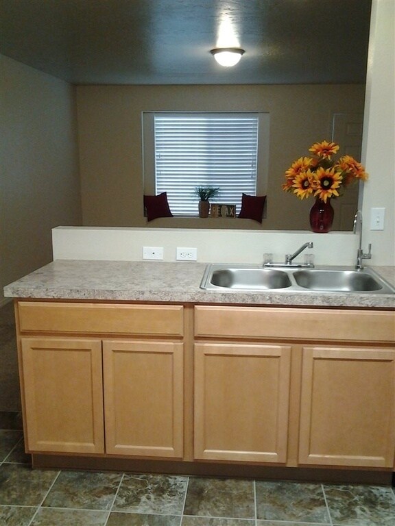 Foto del edificio - This home is just like new and move in rea...
