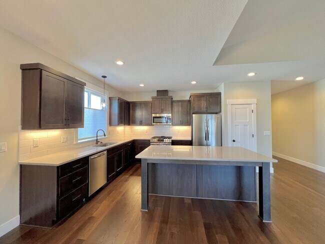 Foto del edificio - 3 BED+OFFICE/DEN!! STUNNING FLOOR PLAN, HIGH END FINISHES, END LOT!